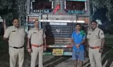 9000 नग साड़ी जब्त किया पुलिस ने