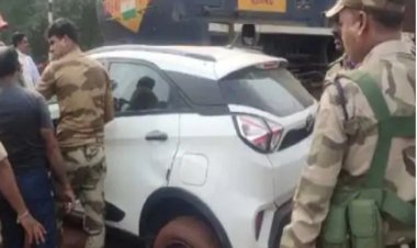 रेलवे ट्रैक में फंसी कार, मालगाड़ी ने उड़ा दिए कार के परखच्चे