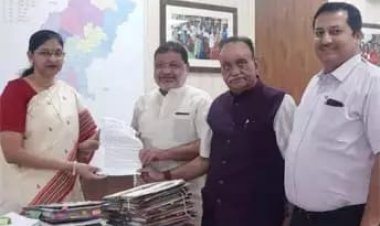 एसएसपी को हटाने चुनाव आयोग को भाजपा नेताओं ने सौंपा पत्र