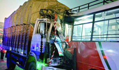 खड़ी बस में ट्रक ने टक्कर 6 की मौत, 26 यात्री हुए घायल