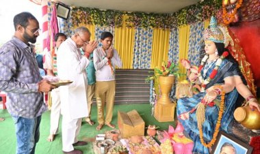 गोवर्धन पर्व पर ग्रामीणों से मिले मंत्री ताम्रध्वज साहू, कहा -यह पावन पर्व आप सभी के जीवन में समृद्धि और सौभाग्य लेकर आए