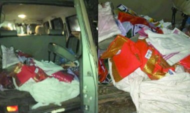 बीजेपी कार्यकर्ताओं ने पकड़ा फर्जी राशन कार्ड समेत साड़ियों का जखीरा