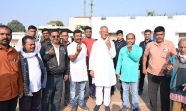 गृहमंत्री ताम्रध्वज साहू ने ग्राम पाऊवारा में किया मतदान