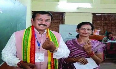 बीजेपी उम्मीदवार विजय बघेल ने भिलाई सेक्टर 5 में डाला वोट