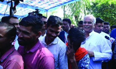 लाइन में लग मुख्यमंत्री भूपेश बघेल ने डाला वोट