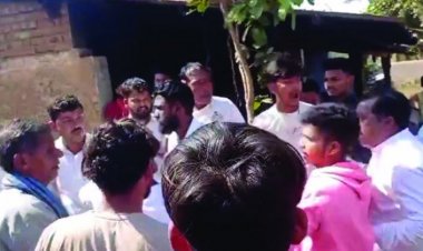 मतदान केंद्र के सामने भिड़ गए भाजपा और कांग्रेस के कार्यकर्ता