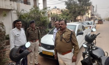 नो पार्किंग में खड़ी वाहनों पर कार्रवाई के दौरान चोरी की कार बरामद