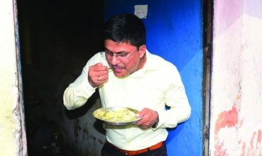 खाने की क्वॉलिटी चखकर कलेक्टर नाराज हुए, BEO और हेडमास्टर को नोटिस जारी