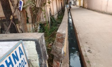 शकुंतला स्कूल के सामने जर्जर दीवाल ढहने से कभी भी हो सकता है गंभीर हादसा