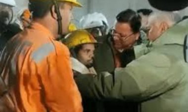 17 दिन बाद बाहर निकाले गए सुरंग में दबे 41 मजदूर