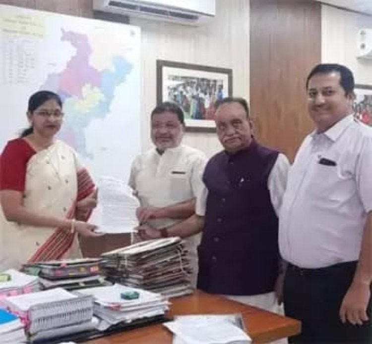 एसएसपी को हटाने चुनाव आयोग को भाजपा नेताओं ने सौंपा पत्र