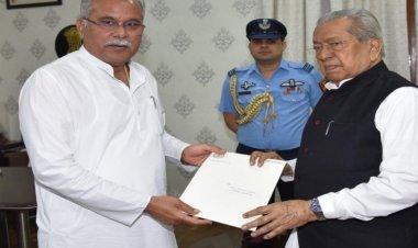 मुख्यमंत्री भूपेश बघेल ने राज्यपाल को सौंपा इस्तीफा पत्र