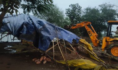 बरसते पानी में दुर्ग जिले की चखना दुकानों पर फिर चला बुलडोजर