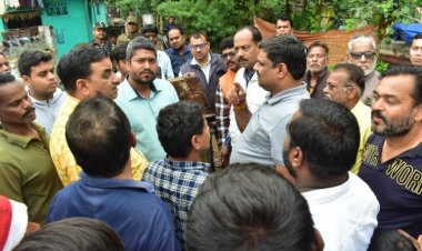 विधायक गजेंद्र यादव ने वार्ड 48 में व्याप्त समस्याओं के निदान को लेकर अधिकारियों का आवश्यक दिशा निर्देश