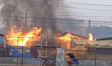 बाजार में लगी भीषण आग, कई दुकानें चलकर खाक