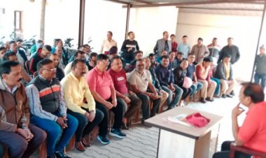 फेस आईडी सिस्टम की फोटोग्राफी ना रुकने पर आक्रोशित कर्मचारियों एवं सदस्यों के साथ बीएमएस पदाधिकारी पहुंचे सांसद निवास