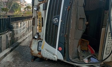 दुर्ग में धान से लदी ट्रक पलटी