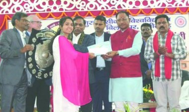 गुरू घासीदास विश्वविद्यालय के विजेता विद्यार्थियों को CM साय ने वितरित किए पुरस्कार
