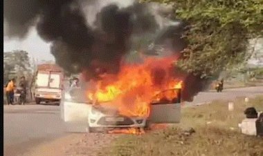 धमधा से रायपुर जा रही चलती कार में लगी आग