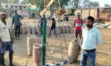 धान खरीदी केंद्र में किसानों से लूट, प्रत्येक वारदाने पर एक से ढेर किलो मार रहे कांटा