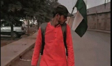 प्रकृति और संस्कृति के प्रति जागरूक करने कंधे में तिरंगा रख उल्टे पांव यात्रा पर निकला युवक