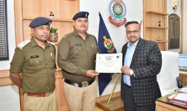 मासूम की जान बचाने वाले 2 आरक्षकों का SSP ने किया सम्मान
