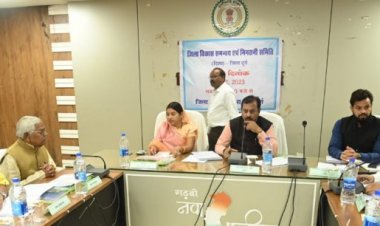 सांसद विजय बघेल ने ली अधिकारियों की क्लास, योजनाओं का लाभ लोगों तक शीघ्र पहुंचाने दिए निर्देश