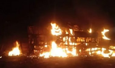 डंपर से टकराने के बाद बस में लगी आग, 12 लोग जिंदा जले, कई झुलसे