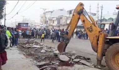 चेतावनी का असर नहीं, संडे मार्केट में सुबह-सुबह अवैध कब्जों पर चला बुलडोजर
