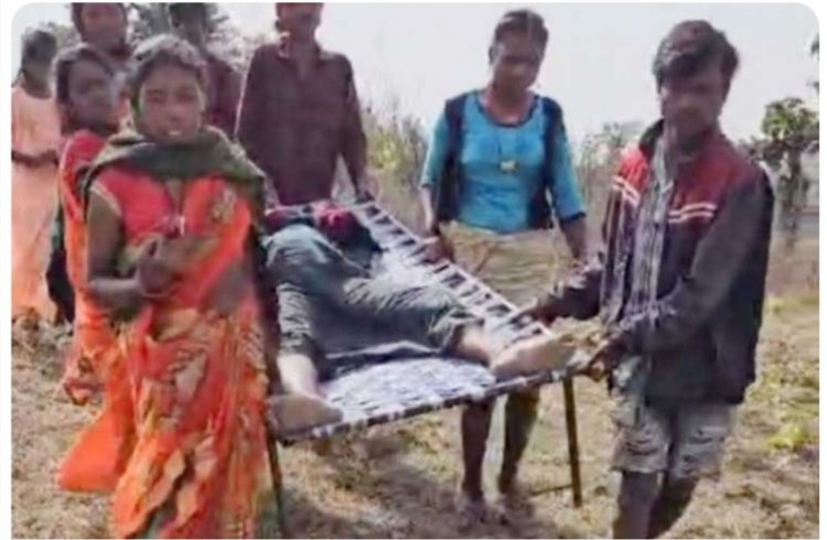 गर्भवती महिला को खटिया में डाल ढेर किलोमीटर चल पहुंचाया एम्बुलेंस तक, बड़ी-बड़ी घोषणाओं बाद भी ग्रामीण अंचलों की यह है स्थिति
