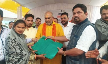 मलेरिया एवं डेंगू रोगों से बचाव के लिए दवालेपित मच्छरदानियों का ग्राम उमरपोटी में किया गया वितरण