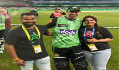 बिग बैश लीग में लड़के ने किया लड़की को प्रपोज, ग्लेन मैक्सवेल ने कपल को बधाई.