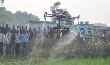 विकसित भारत संकल्प यात्रा के द्वारा किसानों को कृषि विभाग के अधिकारी दे रहे जानकारी