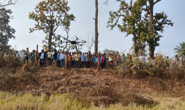 सांसद  चुन्नीलाल साहू ने ग्राम शोभा में ड्रोन मशीन से दवाई छिड़काव का किया अवलोकन