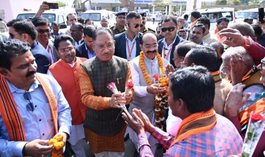 मुख्यमंत्री के प्रथम बस्तर आगमन पर बस्तरवासियों ने चौक-चौराहों में पारम्परिक लोक नृत्यों और पुष्प वर्षा सहित शंखनाद से किया आत्मीय स्वागत