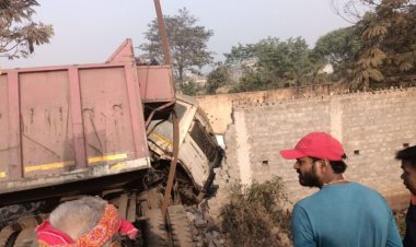 नंदिनी रोड पर अनियंत्रित ट्रक ट्रेलर पहले होर्डिंग पोल से टकराया, फिर बाउंड्री वॉल में जा घुसा, ड्राइवर की घटना स्थल पर मौत, मशक्कत के बाद निकाली गई बॉडी