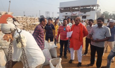 अंडा के धान खरीदी केन्द्र का विधायक ललित चंद्राकर ने किया निरीक्षण, किसानों से की चर्चा