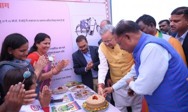 बच्चों के हाथों में केक देखकर मुख्यमंत्री ने पूछा किसका जन्मदिन है, बच्चों का जवाब सुनकर उन्होंने खुद काटा केक
