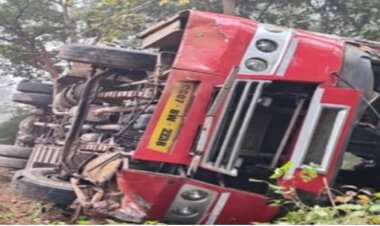 सड़क हादसा : तीर्थयात्रियों से भरी बस अनियंत्रित होकर पलटी, आठ को सामान्य चोट