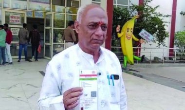 आधार अपडेशन के बाद बदल गया पंडित जी का लिंग, मर्द साबित करने लगा रहे चक्कर