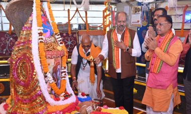 मुख्यमंत्री  विष्णु देव साय ने आज राजधानी रायपुर के स्वामी विवेकानंद सरोवर स्थित आदि बूढ़ादेव के प्राचीन मंदिर में पूजा अर्चना कर प्रदेशवासियों की सुख समृद्धि और खुशहाली की कामना की