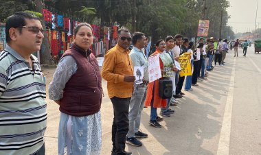 मानव श्रृंखला बनाकर हसदेव जंगल में पेड़ों की कटाई में किया गया विरोध प्रदर्शन