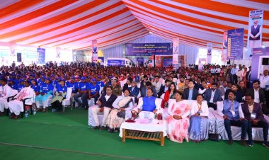 मुख्यमंत्रीविष्णु देव साय ने राष्ट्रपिता महात्मा गांधी जी के तैल्यचित्र पर दीप प्रज्ज्वलित कर माल्यार्पण के साथ कार्यक्रम का शुभारंभ किया