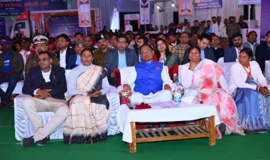 प्रधानमंत्री  नरेंद्र मोदी ने विभिन्न योजनाओं के तहत लाभान्वित हितग्राही पहाड़ी कोरवा श्रीमती मनकुंवारी बाई से सीधा संवाद किया