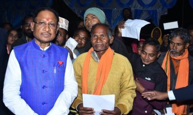 मुख्यमंत्री विष्णु देव साय ने अपने गांव बगिया में लोगों से की भेंट-मुलाकात