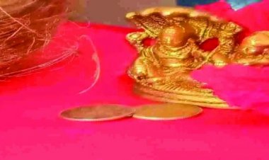 ग्रामीण को खुदाई के दौरान मिली प्राचीन विष्णु लक्ष्मी की मूर्ति, प्रशासन ने लिया कब्जे में