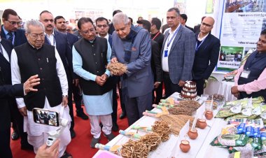 उप राष्ट्रपति  जगदीप धनखड़, राज्यपाल  विश्वभूषण हरिचंदन और मुख्यमंत्री  विष्णु देव साय ने विश्वविद्यालय परिसर में मौल  का पौधा रोपण किया