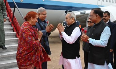 उप राष्ट्रपति  जगदीप धनखड़ का राजधानी रायपुर के स्वामी विवेकानंद विमानतल पर राज्यपाल श्री विश्वभूषण हरिचंदन और मुख्यमंत्री  विष्णु देव साय ने पुष्प भेंट कर उनका आत्मीय स्वागत किया