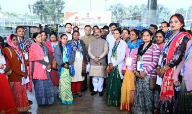 उप मुख्यमंत्री  अरुण साव ने विशेष अतिथि के रूप में नई दिल्ली में गणतंत्र दिवस परेड देखने जा रहीं स्वच्छता दीदियों को झंडी दिखाकर किया रवाना