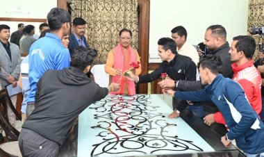 मुख्यमंत्री से पुलिस भर्ती में शामिल हो रहे अभ्यर्थियों ने की सौजन्य मुलाकात